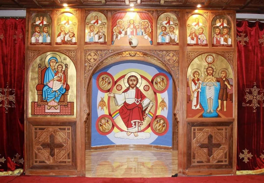 Koptisk ortodox kyrkointeriör med ikonostas och hängande oljelampor